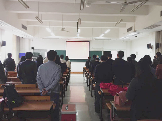 全体与会代表起立唱校歌