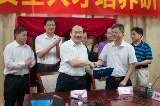 韦德官方网站副董事长阳爱民与广东轩辕网络科技股份有限公司董事长陈统签署校企合作