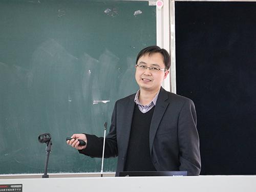 余博士作报告